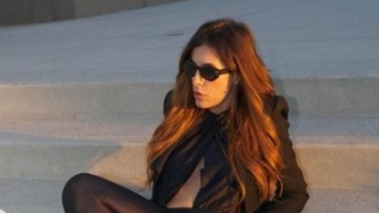 “Quante ambulanze servono per rianimare tutti noi?” Elisabetta Canalis apre la porta in intimo: senza vestiti è una bomba ammaliante – FOTO “Quante ambulanze servono per rianimare tutti noi?” Elisabetta Canalis apre la porta in intimo: senza vestiti è una bomba ammaliante – FOTO