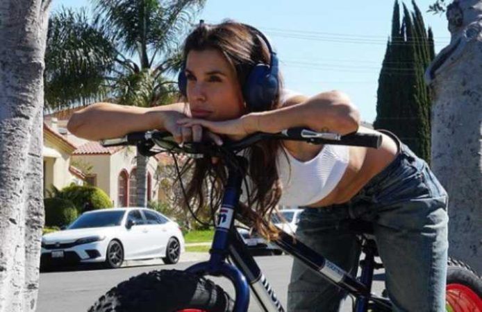 Elisabetta Canalis posa illogica bici supersonica