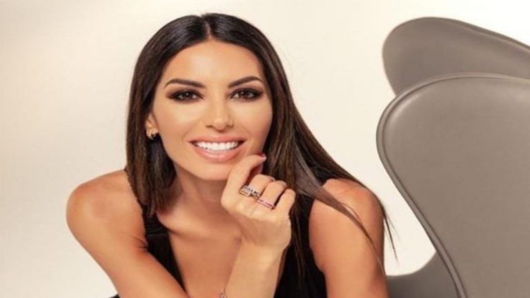 Elisabetta Gregoraci scopre tutta la mercanzia: lato A da censura, curve pericolose – FOTO Elisabetta Gregoraci scopre tutta la mercanzia: lato A da censura, curve pericolose – FOTO