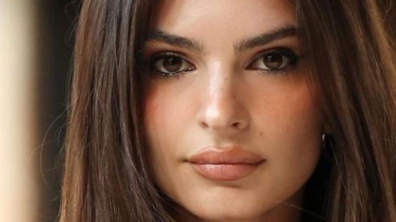 Emily Ratajkowski, la posa illegale e senza un velo sul tappeto: “Sensualità spaventosa” – FOTO Emily Ratajkowski, la posa illegale e senza un velo sul tappeto: “Sensualità spaventosa” – FOTO