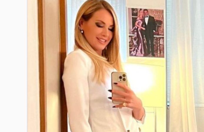 Federica Panicucci vestito sbottonato devastante