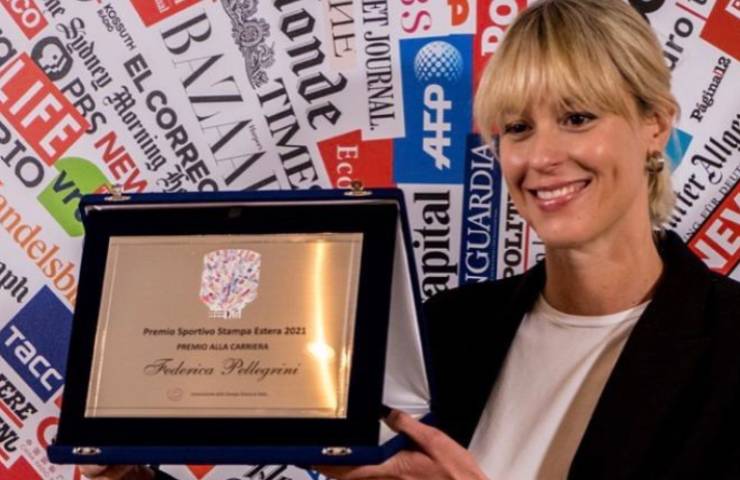 Federica Pellegrini giacca sbottonata top cortissimo