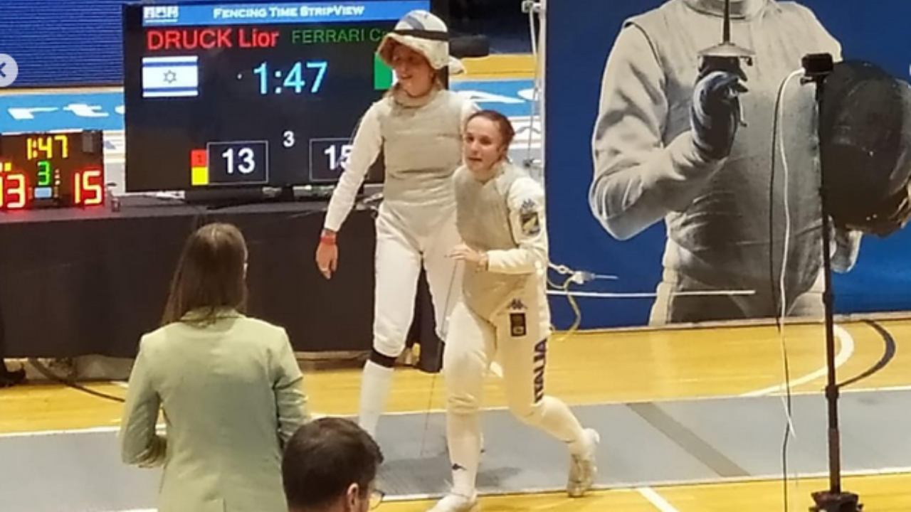 Scherma il fioretto femminile giovanile in trionfo