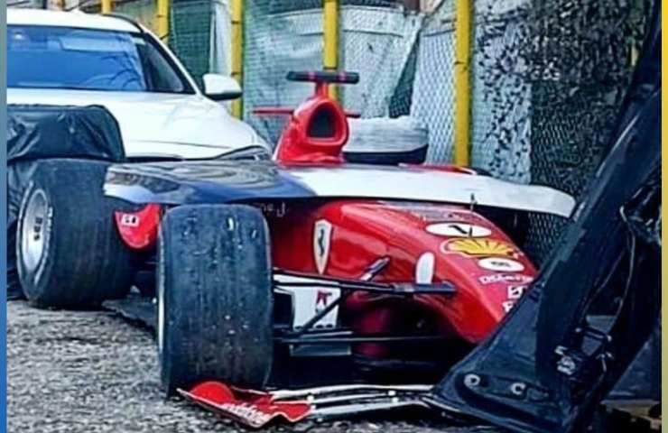 Ferrari F2005 abbandonata nel parcheggio