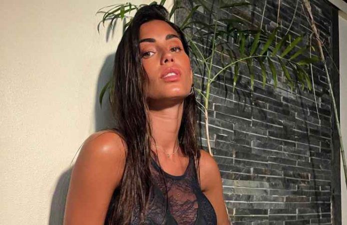 Federica Nargi fuori davanzale