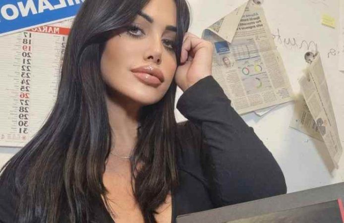 Marika Fruscio tutto fuori décolleté