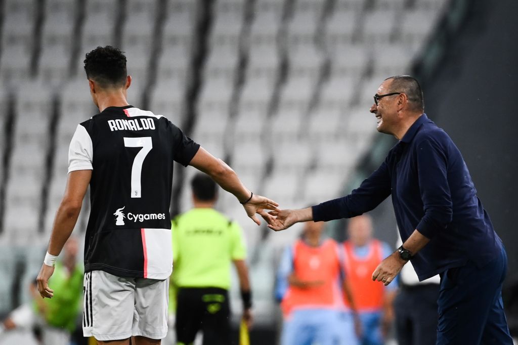Sarri che si complimenta con Crristiano Ronaldo