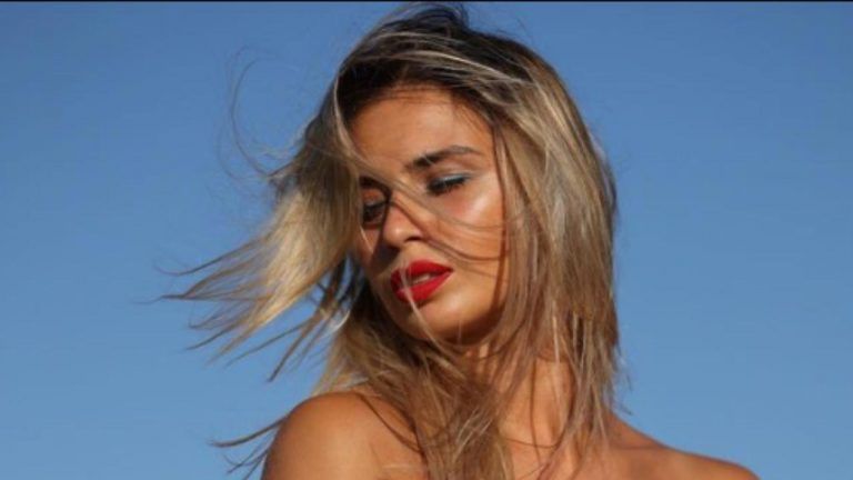 “Se vinciamo ci fai una live” Giorgia Capaccioli alza la maglia al punto giusto, in slip fa girare la testa: divina – FOTO “Se vinciamo ci fai una live” Giorgia Capaccioli alza la maglia al punto giusto, in slip fa girare la testa: divina – FOTO