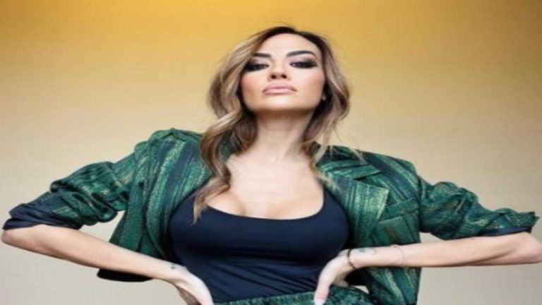 Giorgia Palmas sirenetta bellissima: il costume si apre nel punto giusto, primo piano rovente – FOTO Giorgia Palmas sirenetta bellissima: il costume si apre nel punto giusto, primo piano rovente – FOTO