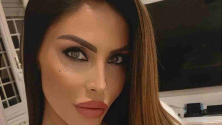 Guenalina Tavassi, fuori tutto allo specchio: forme uniche, lo zoom non serve – FOTO Guenalina Tavassi, fuori tutto allo specchio: forme uniche, lo zoom non serve – FOTO
