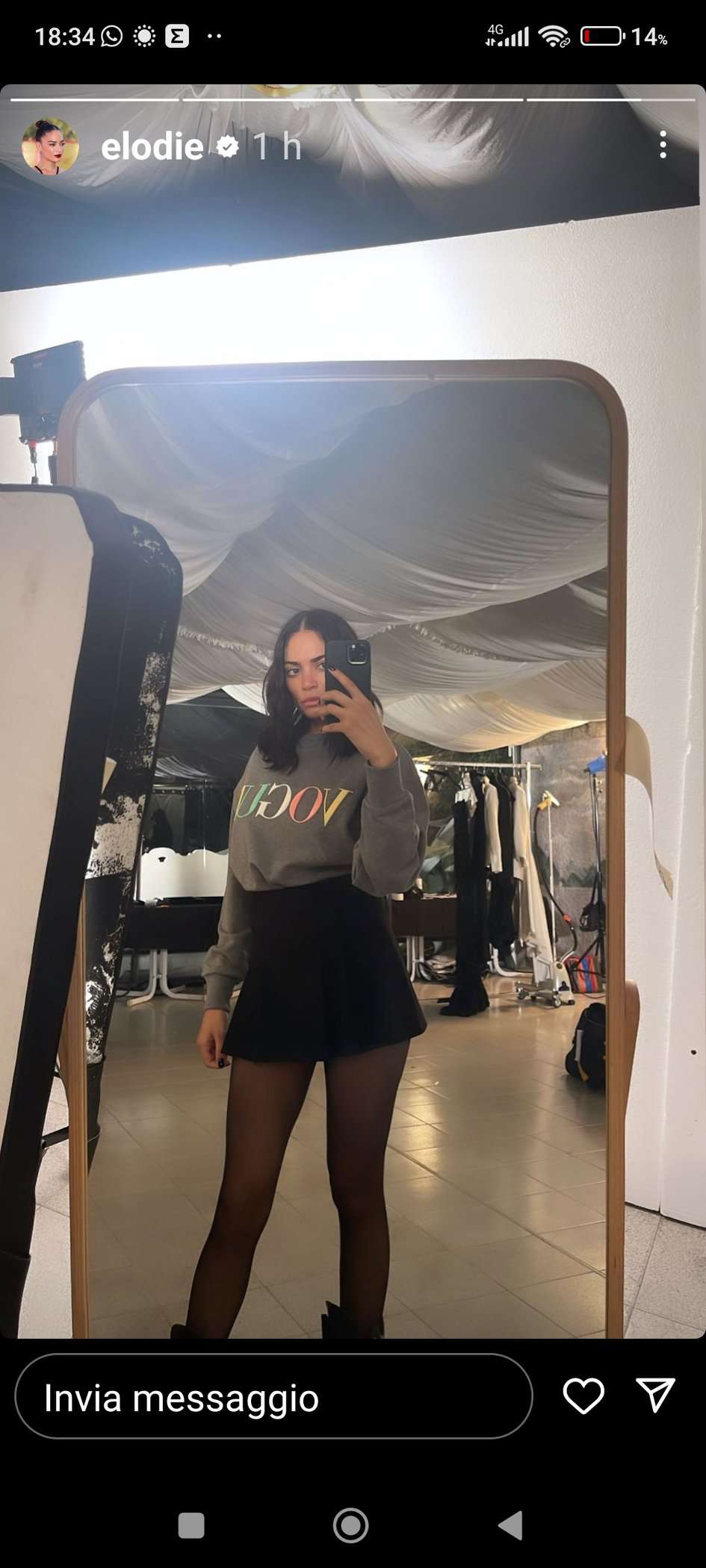 Elodie selfie calze minigonna