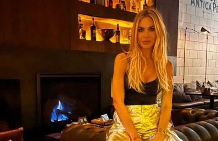 Ilary Blasi canotta fuoriesce