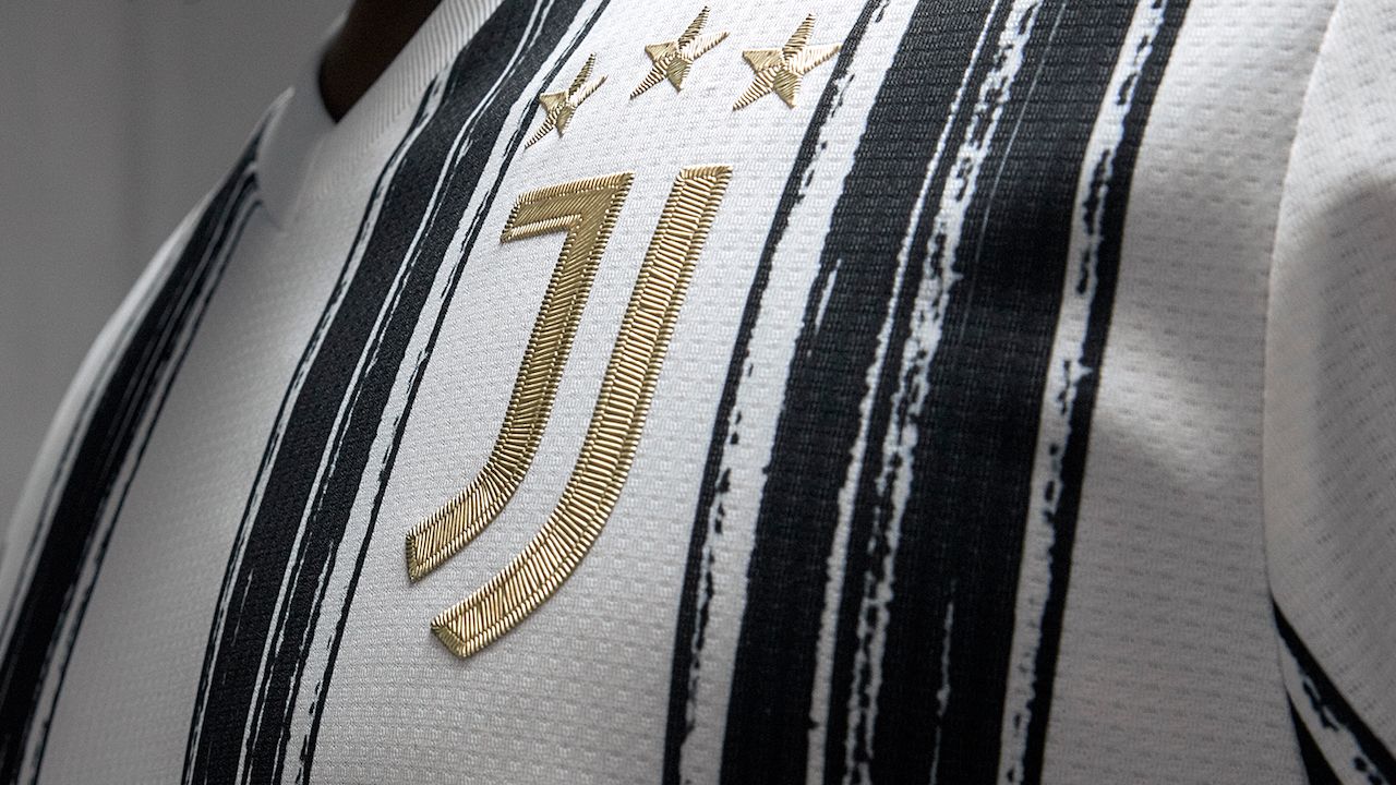 Juventus, tornano oro e strisce nella nuova maglia | FOTO