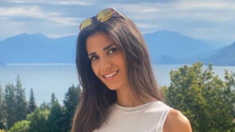 “Che fiore meraviglioso”, Jessica Tozzi con un abito così fai incollare tutti alle tv: gambe e scollatura celestiali – FOTO “Che fiore meraviglioso”, Jessica Tozzi con un abito così fai incollare tutti alle tv: gambe e scollatura celestiali – FOTO