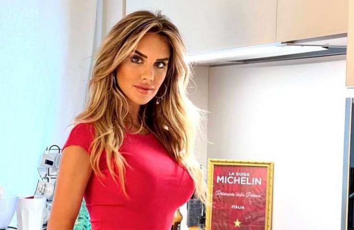 Michela Persico fuori davanzale auto