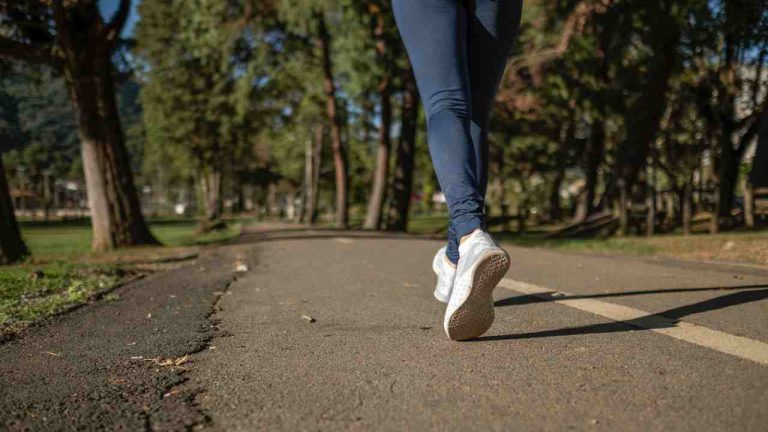 Perdere peso con la camminata, quanti passi fare al giorno: risultati inattesi