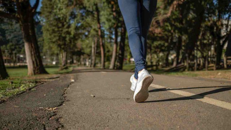 Perdere peso con la camminata, quanti passi fare al giorno: risultati inattesi Perdere peso con la camminata, quanti passi fare al giorno: risultati inattesi