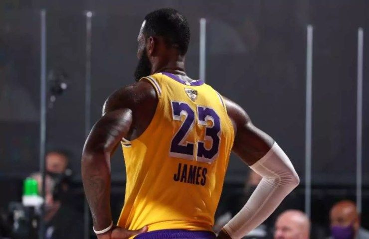 LeBron James polemica in campo
