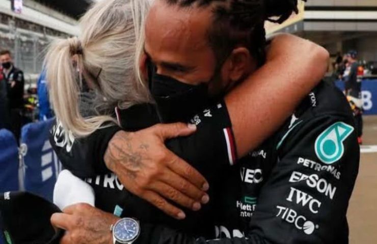 Lewis Hamilton saluti