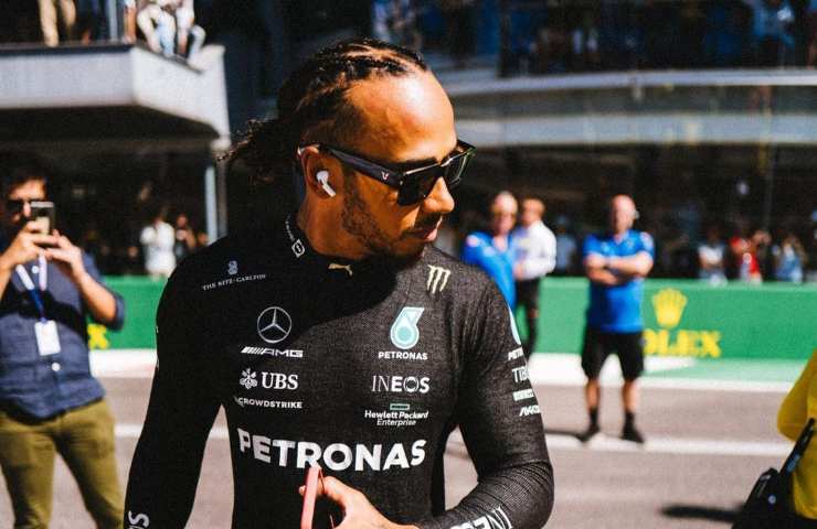 Lewis Hamilton copiato volante