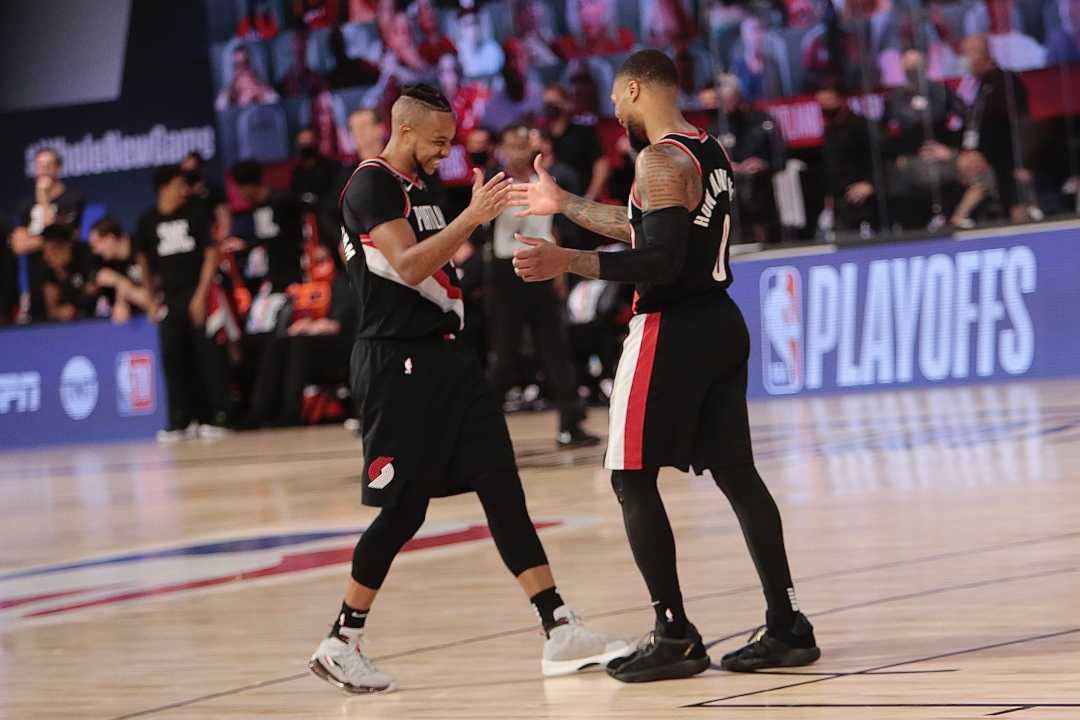 Lillard e McCollum festeggiano a fine partita