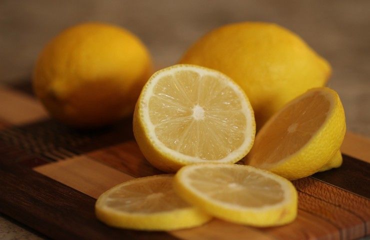 mezzo limone sul comodino