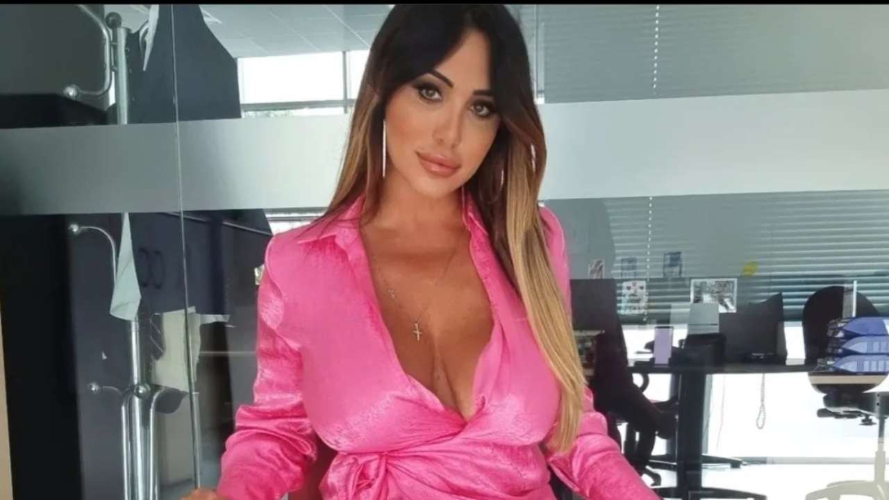Marika Fruscio, il bagno in piscina è uno spettacolo bollente: il bikini sta per scoppiare, pazzesco – FOTO Marika Fruscio, il bagno in piscina è uno spettacolo bollente: il bikini sta per scoppiare, pazzesco – FOTO