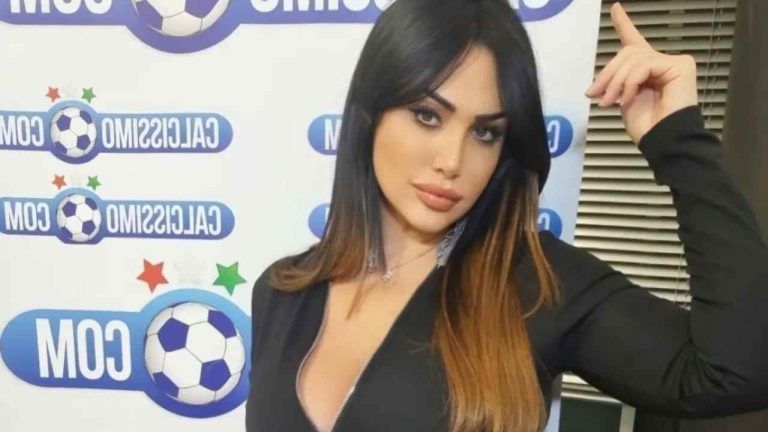 “Uno schianto” Marika Fruscio resta in intimo: il reggiseno scivola giù, visuale pericolosa.. FOTO “Uno schianto” Marika Fruscio resta in intimo: il reggiseno scivola giù, visuale pericolosa.. FOTO
