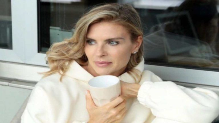 “Sempre la più bella”: Martina Colombari senza trucco fa il pieno di like – FOTO “Sempre la più bella”: Martina Colombari senza trucco fa il pieno di like – FOTO
