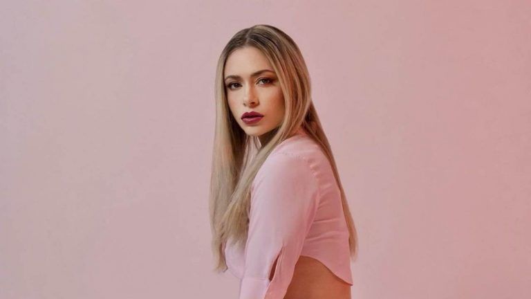 Martina Stella da impazzire, aderenze che lasciano il segno: la FOTO scatena le fantasie Martina Stella da impazzire, aderenze che lasciano il segno: la FOTO scatena le fantasie