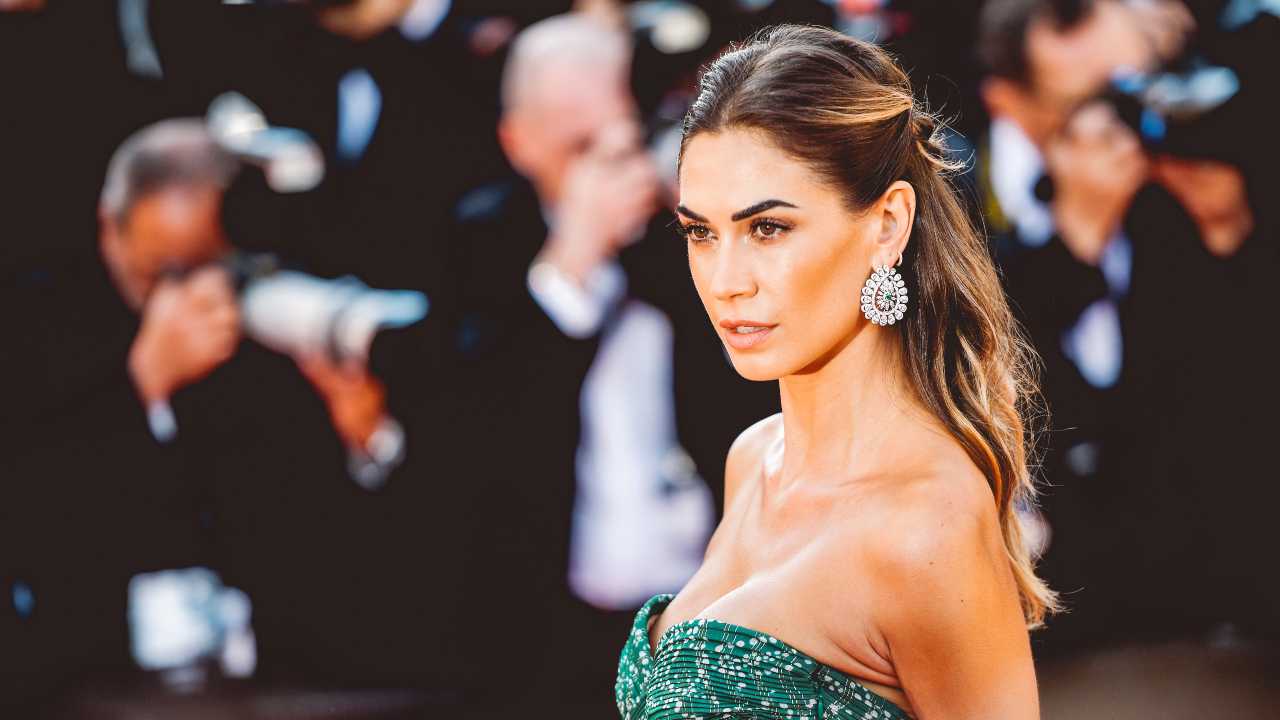 Melissa Satta si mostra a Milano ed è in forma smagliante (FOTO)