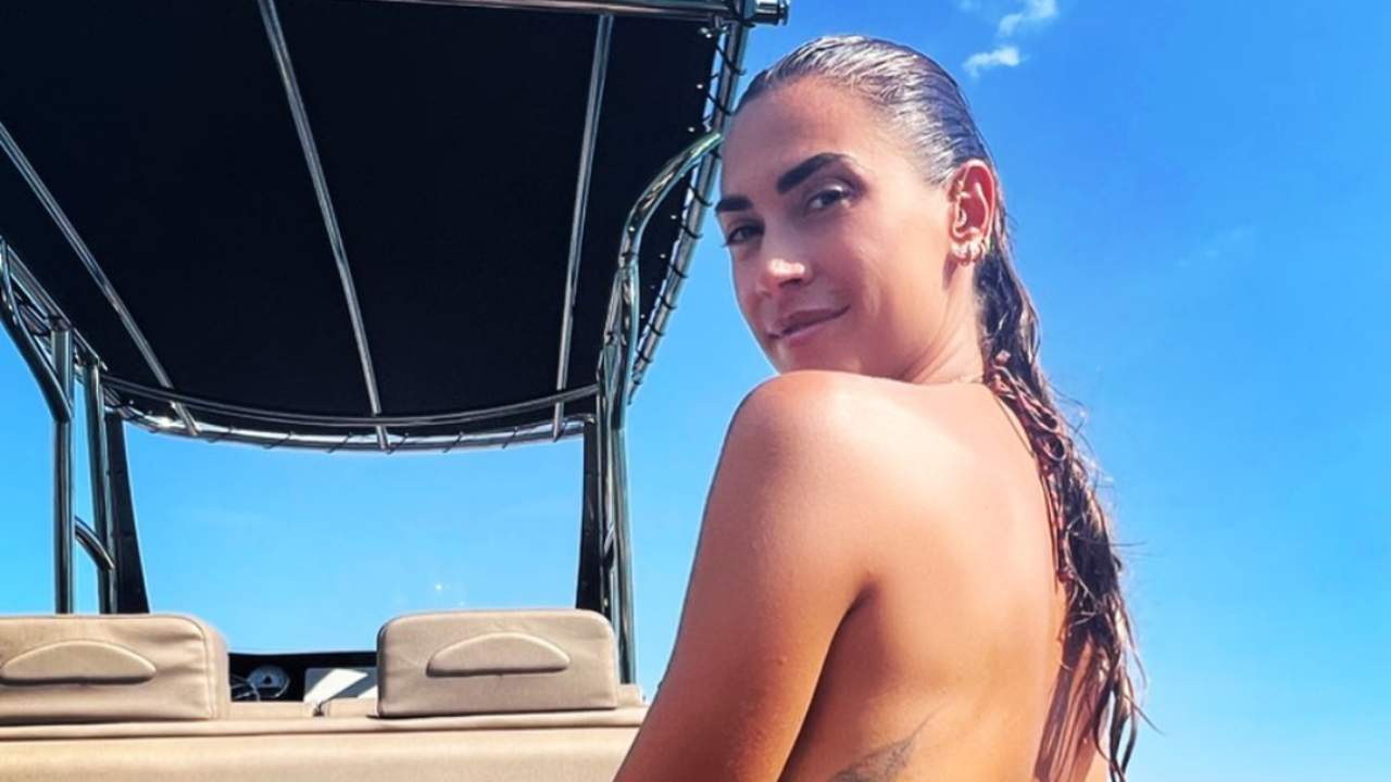 Melissa Satta, focus sul davanzale: il costume striminzito non contiene niente – FOTO Melissa Satta, focus sul davanzale: il costume striminzito non contiene niente – FOTO