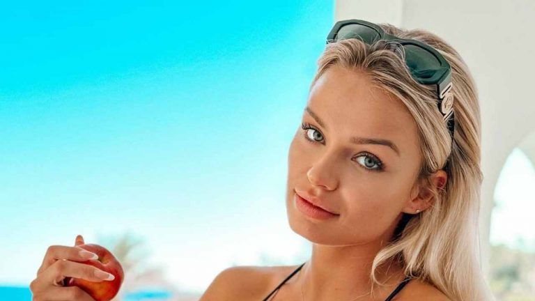 Mercedesz Henger, il costume è più sottile di un filo: fuori i glutei, spettacolo da crepacuore – FOTO Mercedesz Henger, il costume è più sottile di un filo: fuori i glutei, spettacolo da crepacuore – FOTO