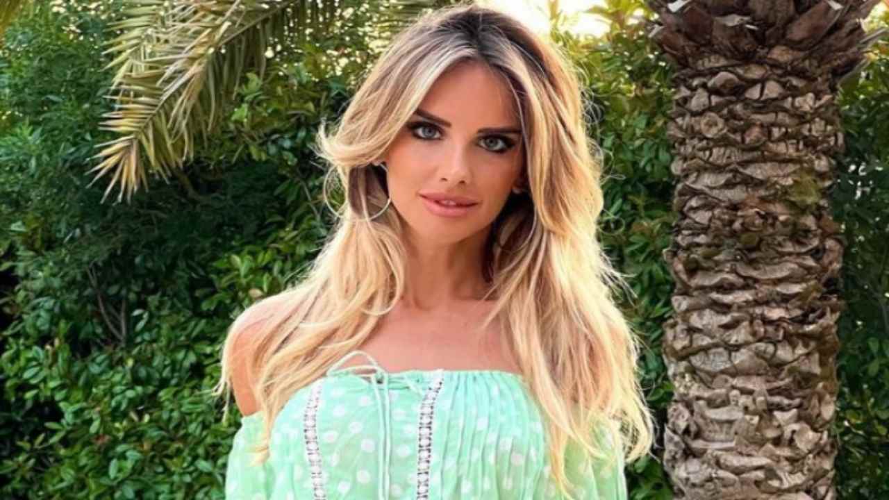 Michela Persico, il lato B è perfetto nel vestito rosa: la danza è ipnotica – VIDEO Michela Persico, il lato B è perfetto nel vestito rosa: la danza è ipnotica – VIDEO