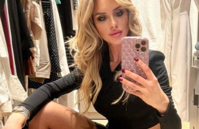 Michela Persico selfie basso calze minigonna irresistibile