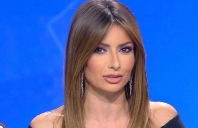 Monica Bertini dopo mezzanotte cerniera minigonna