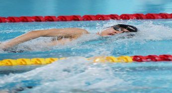 Allenamento in piscina: l’esercizio che rafforza le gambe in acqua