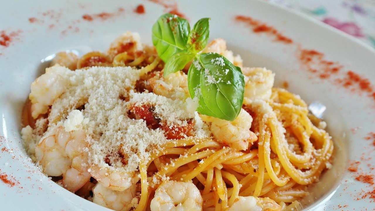 I cibi da cui tenersi lontani per evitare di sentirsi stanchi I cibi da cui tenersi lontani per evitare di sentirsi stanchi