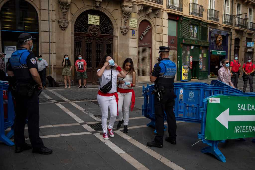 Pamplona polizia locale sventa partita di beneficenza in periodo di limitazioni per covid 19
