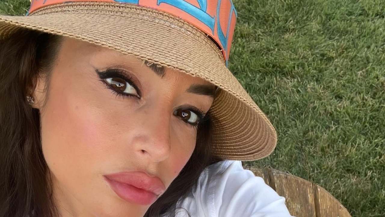 Raffaella Fico, l’allenamento in palestra è super esplosivo: dal micro top fuoriesce tutto – FOTO Raffaella Fico, l’allenamento in palestra è super esplosivo: dal micro top fuoriesce tutto – FOTO