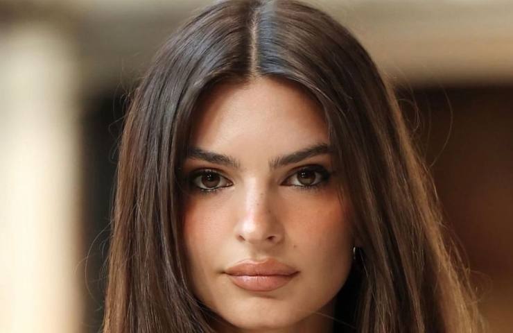 Emily Ratajkowski primo piano assurdo