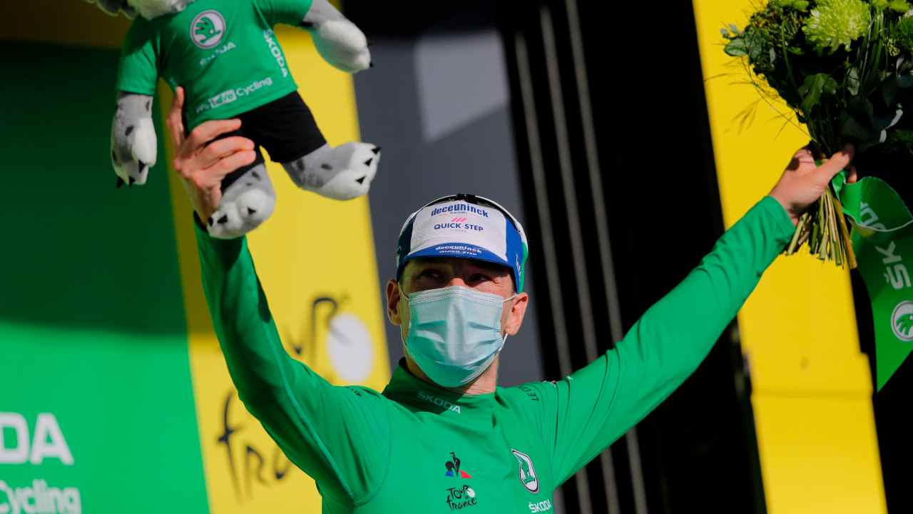 Tour de France | 10° tappa a Bennett. Cadono Alaphilippe e Formolo