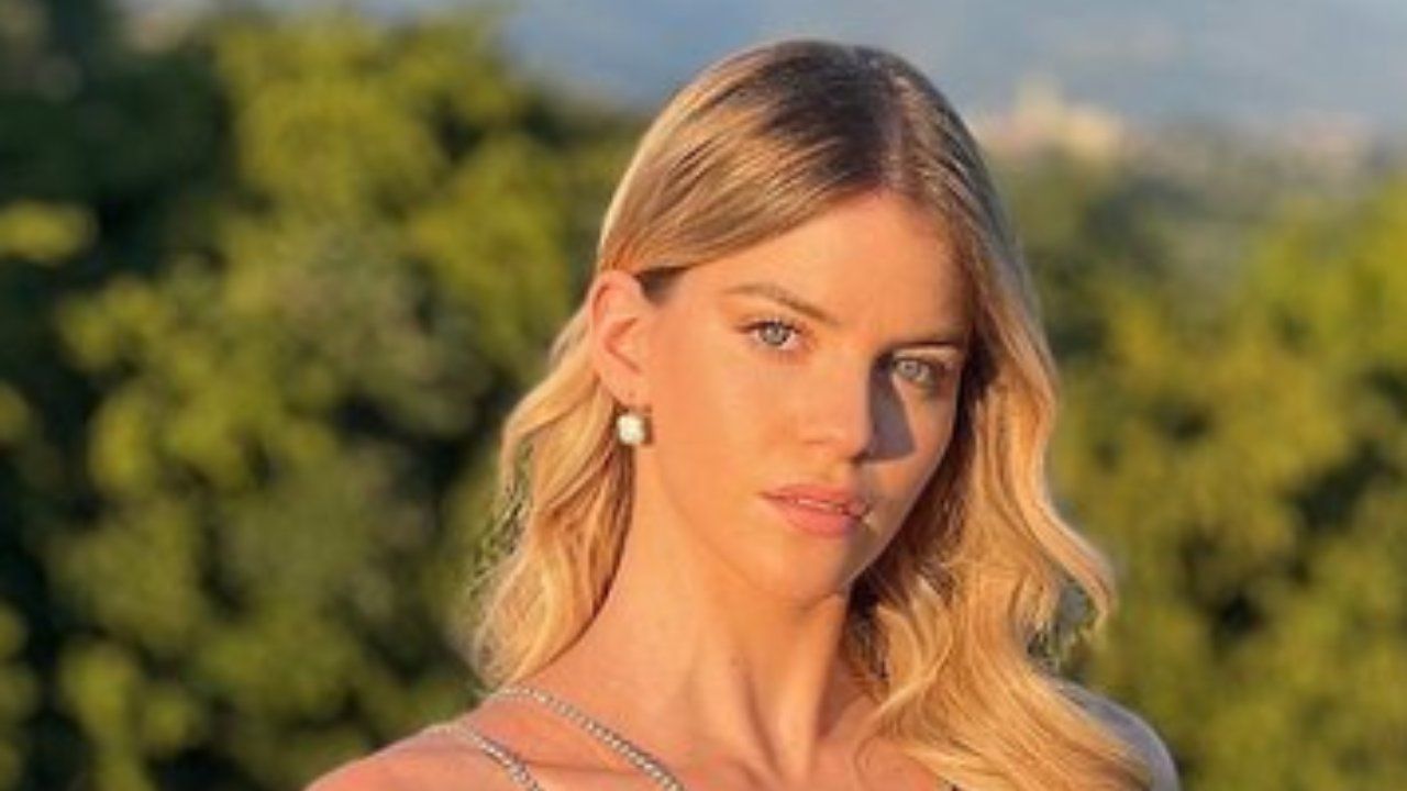 “1,2 o 3?”, Sara Croce il vestito le scivola di dosso: scollatura paradisiaca – FOTO “1,2 o 3?”, Sara Croce il vestito le scivola di dosso: scollatura paradisiaca – FOTO