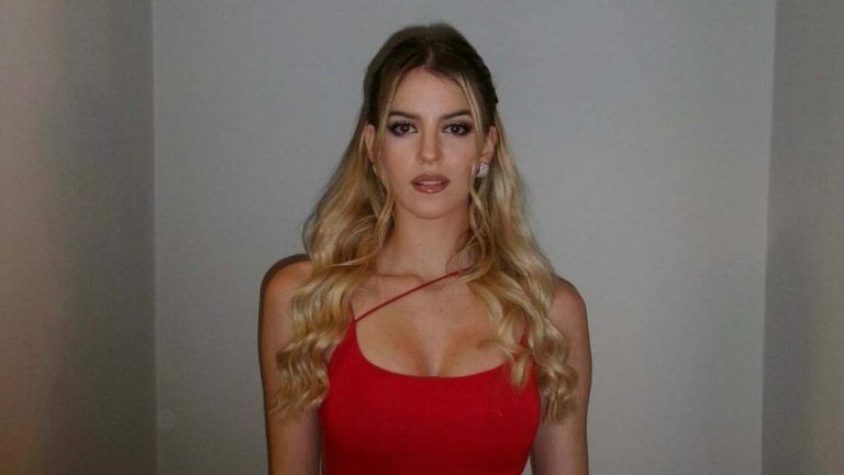 “Sei arte” Sara Croce esibisce le curve: la spallina scivola giù, sensualità ai massimi livelli – FOTO “Sei arte” Sara Croce esibisce le curve: la spallina scivola giù, sensualità ai massimi livelli – FOTO