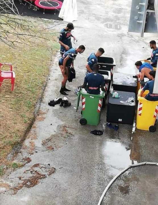 Napoli crioterapia nei bidoni della spazzatura