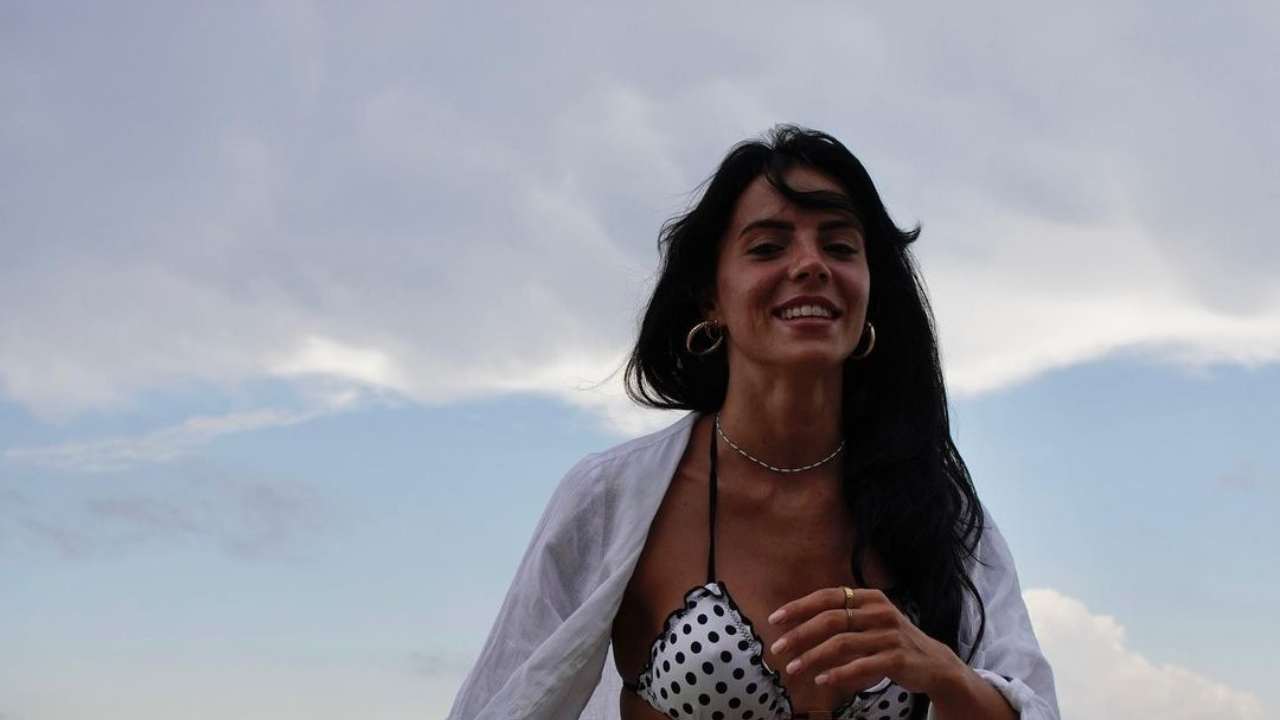 Shaila Gatta, il costume non copre i glutei: fondoschiena in bella mostra – FOTO Shaila Gatta, il costume non copre i glutei: fondoschiena in bella mostra – FOTO