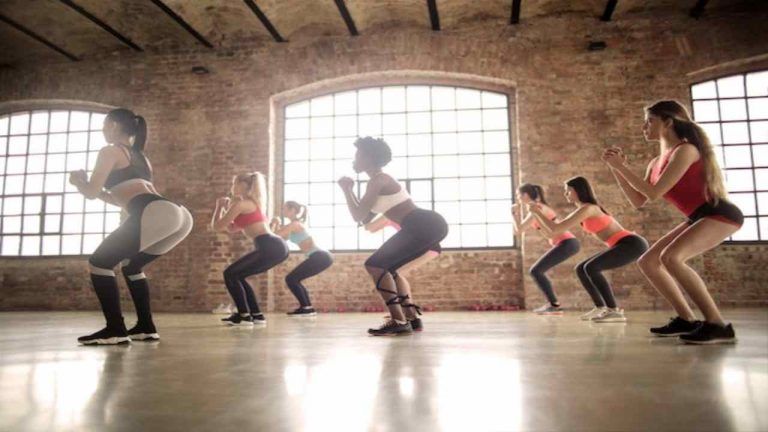 Squat, i tre errori che li rendono inefficaci: fai così e non te ne pentirai Squat, i tre errori che li rendono inefficaci: fai così e non te ne pentirai