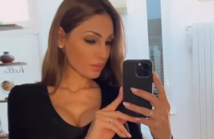 Anna Tatangelo scollatura travolgente