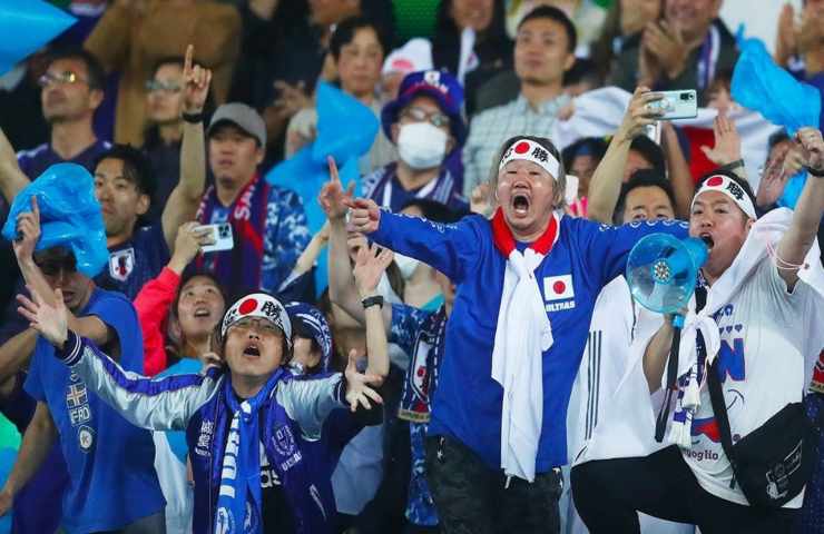 Tifosi Giapponesi Qatar puliscono stadio