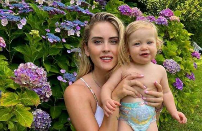 Valentina Ferragni distesa letto posa intimo